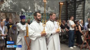 Божественную литургию отслужили в спортзале мемориальной первой школы Беслана