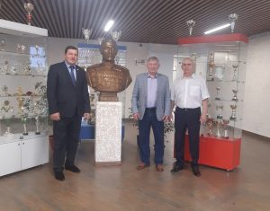 26-я школа Владикавказа им. генерала армии Исса Плиева получила в дар бюст выдающегося военачальника