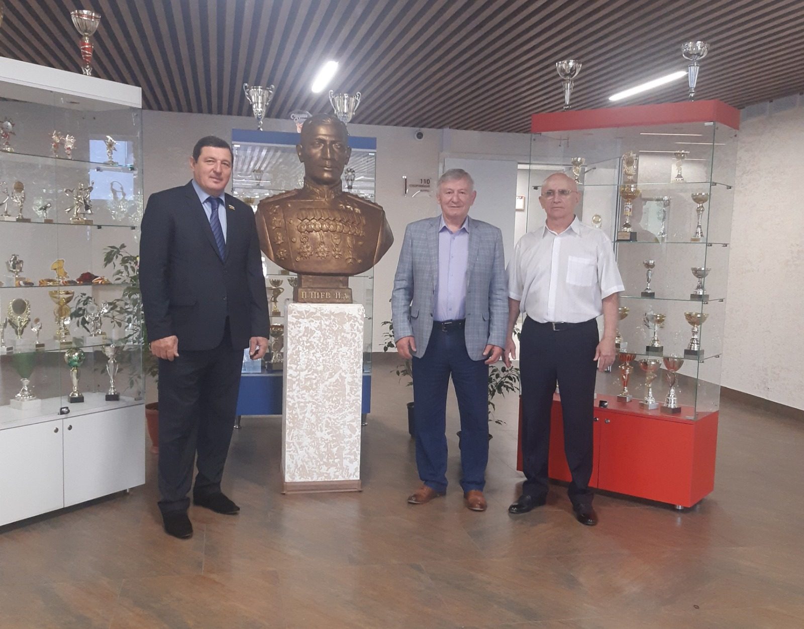 26-я школа Владикавказа им. генерала армии Исса Плиева получила в дар бюст выдающегося военачальника