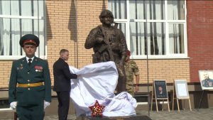 В образовательном центре «Диалог» состоялось торжественное открытие памятника и памятной доски Марату Тибилову