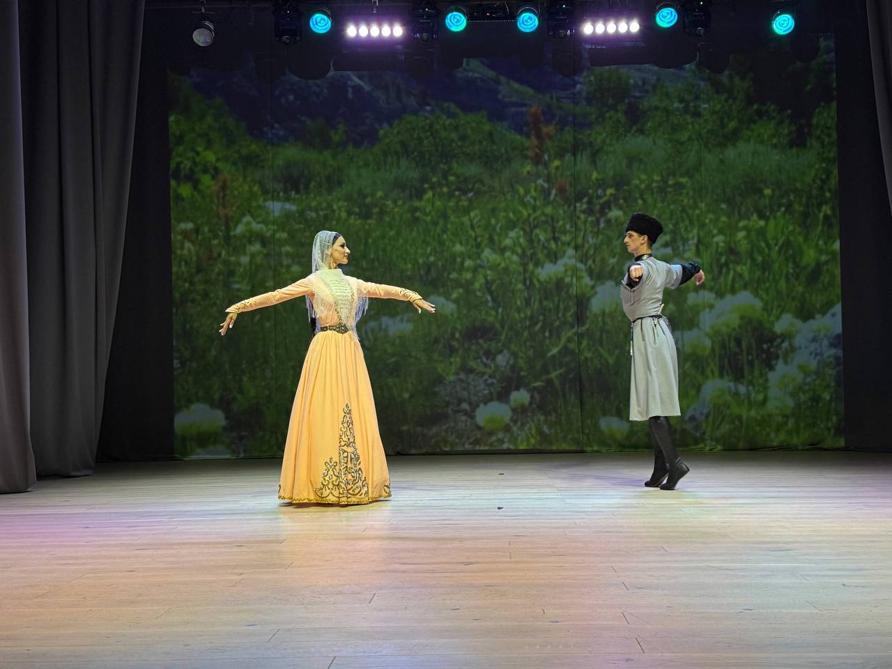 Ансамбль «Алан» выступает с гастролями в Крыму