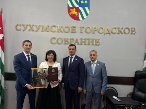 Делегация Собрания представителей Владикавказа принимает участие в мероприятиях, связанных с Днем победы и независимости Абхазии