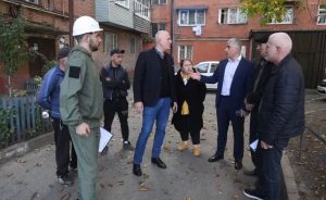 Спецкомиссия продолжает обследовать проблемные многоквартирные дома Владикавказа перед началом отопительного сезона