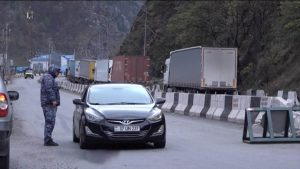 Цæгат Ирыстоны таможняйы специалисттæ нысан кæнынц, фæстаг рæстæг машинæтæ хыгъды æвæрыны процедурæ æххæст кæнын райдыдтой дзæвгар фылдæр