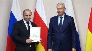 Борис Джанаев вручил дипломы лауреатам премии правительства Северной Осетии в области молодежной политики