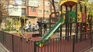 Во Владикавказе продолжается работа по обустройству детских и спортивных площадок