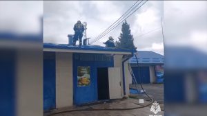 В Беслане загорелась крыша мойки