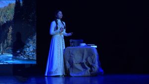 В концертном зале СОГУ прошел поэтический моноспектакль Даны Ревазовой «О чем картины говорят»