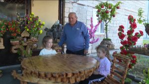 Ремесленник Хазби Цораев создал в своем дворе сказочный лес из деревянных предметов