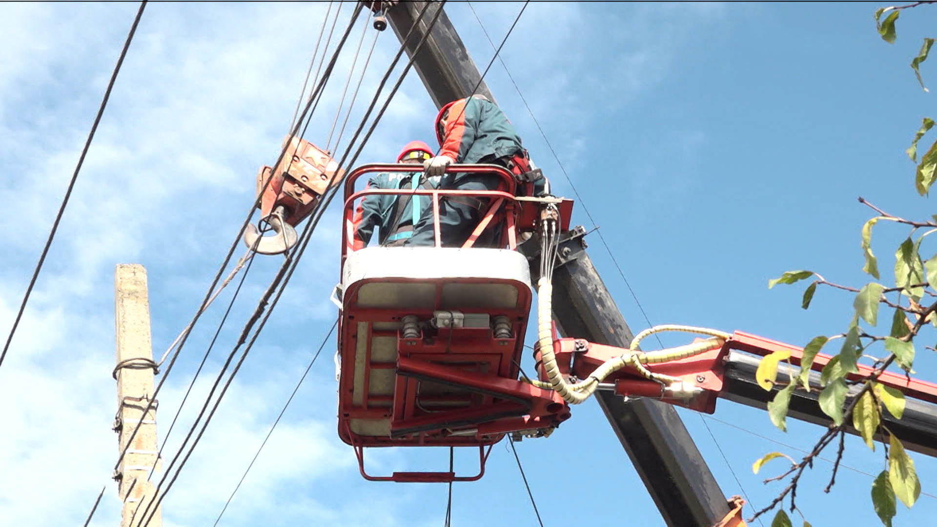 Энергетики восстанавливают электроснабжение части потребителей Северо-Западного района Владикавказа