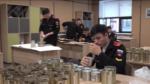 Курсанты Суворовского училища собрали очередную посылку для бойцов в зоне СВО