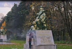 В парке «Нартон» начали ремонтировать постаменты скульптур героев Нартского эпоса