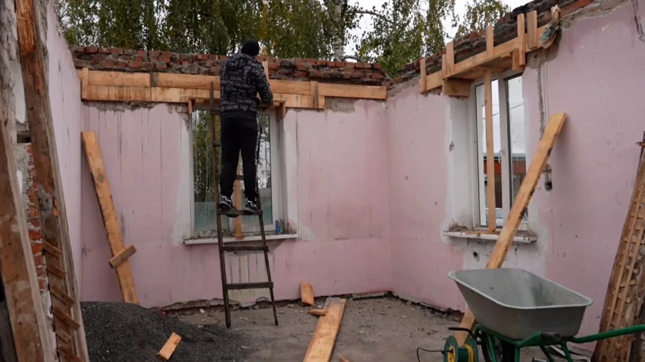 В селении Дзуарикау приступили к восстановлению сгоревшего дома семьи Абаевых