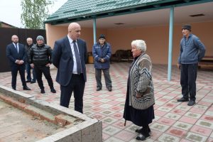 Первый вице-премьер Георгий Атаров посетил в Дзуарикау семью Абаевых, которые лишились дома из-за пожара