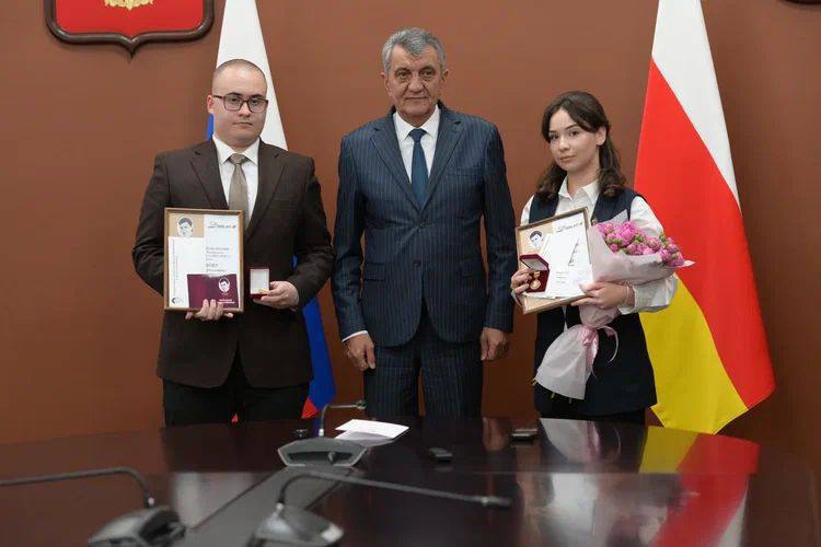 Артемий Мириков и Камилла Кудзилова – лауреаты государственной премии им. Мисоста Камбердиева в области литературы