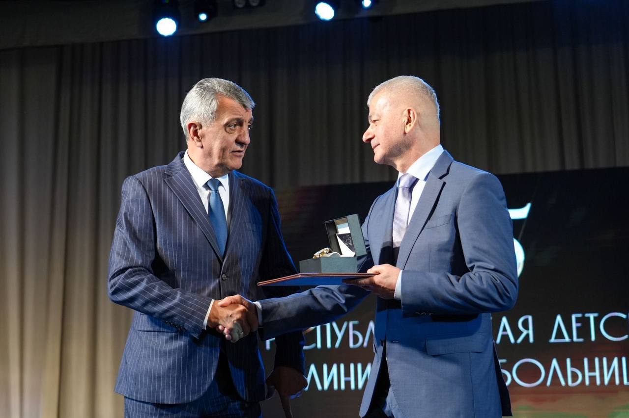 Сергей Меняйло подписал указ о присвоении звания «Герой труда Осетии» главному врачу ДРКБ Мурату Икаеву