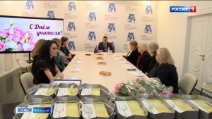 Представители «Единой России» поздравили учителей с предстоящим праздником