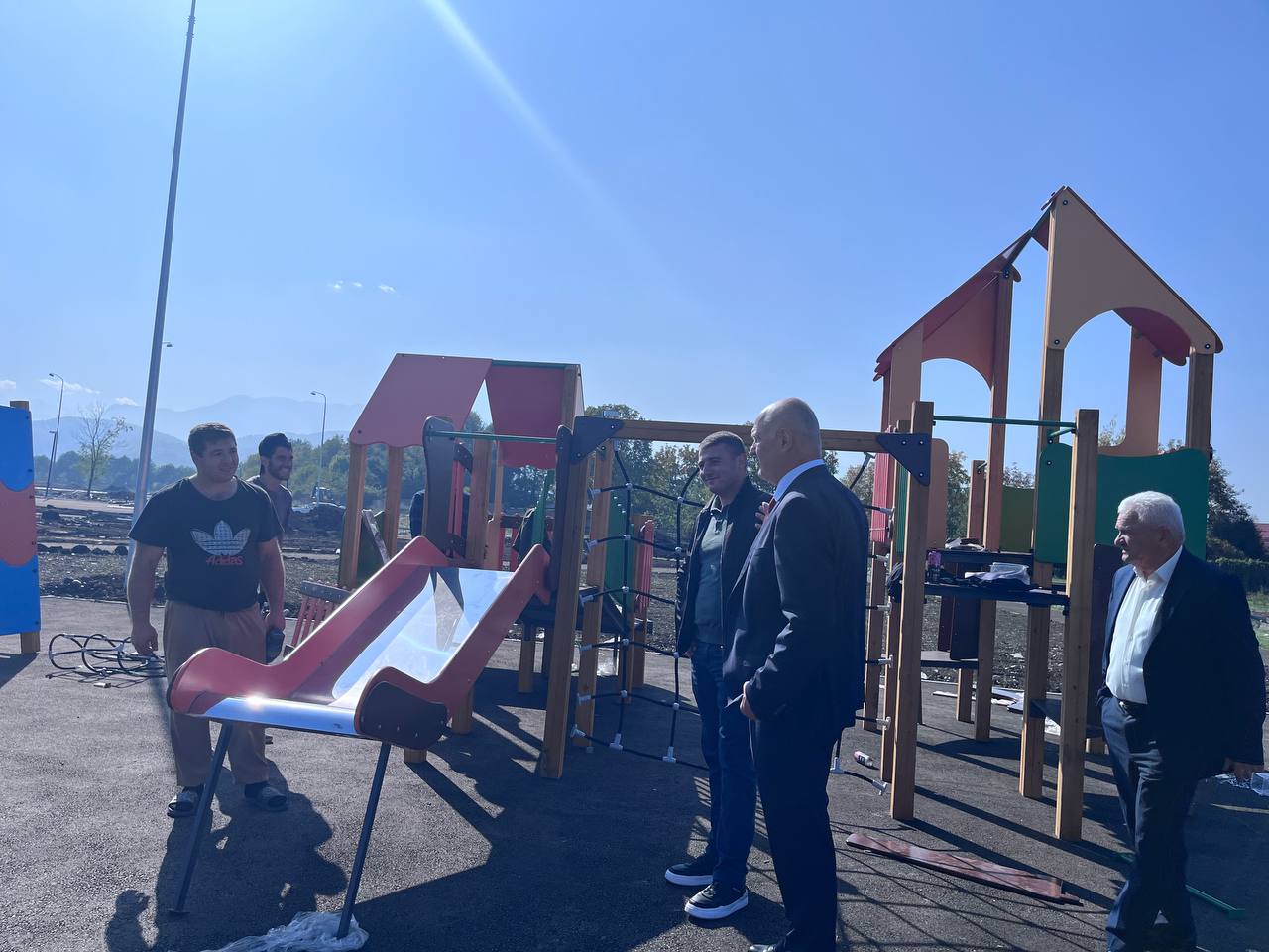 Новый руководитель АМС Алагирского района Эльбрус Бокоев посетил стройплощадку новой зоны отдыха в райцентре