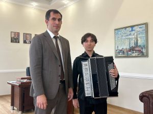 Студенту Владикавказского колледжа искусств Аслану Цебоеву подарили осетинскую гармошку