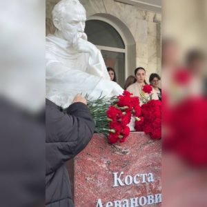 В рамках празднования 166-летия со дня рождения Коста Хетагурова в СОГУ возложили цветы к бюсту основоположник осетинского литературы
