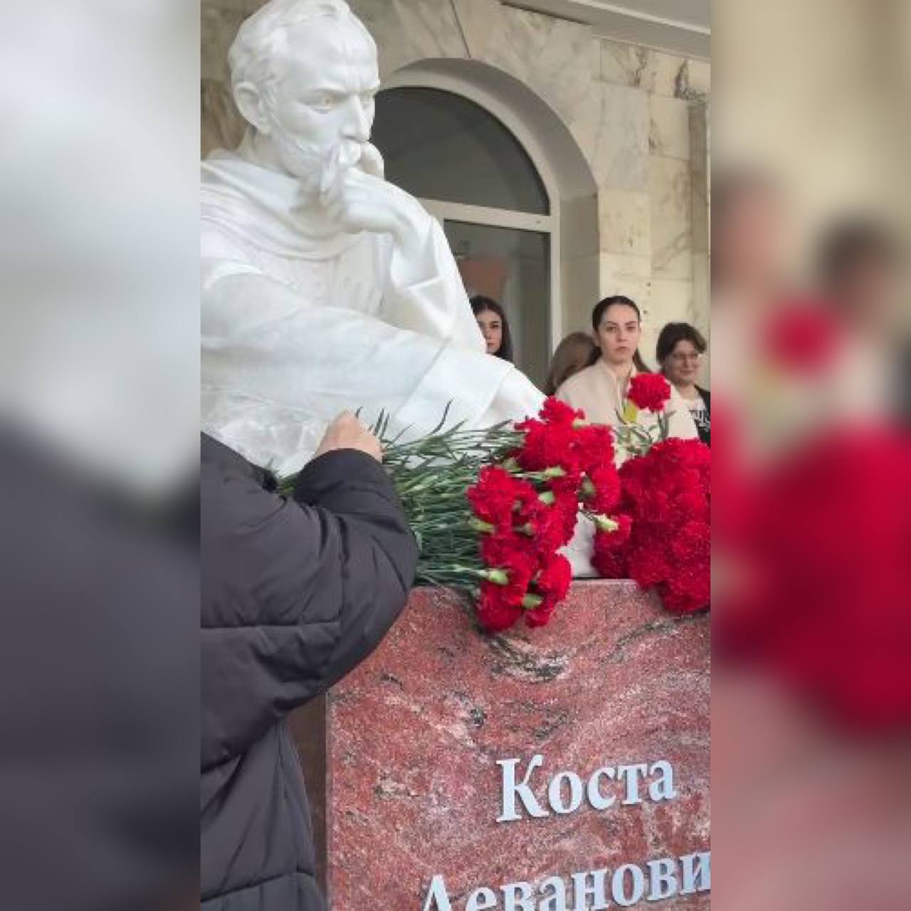 В рамках празднования 166-летия со дня рождения Коста Хетагурова в СОГУ возложили цветы к бюсту основоположник осетинского литературы