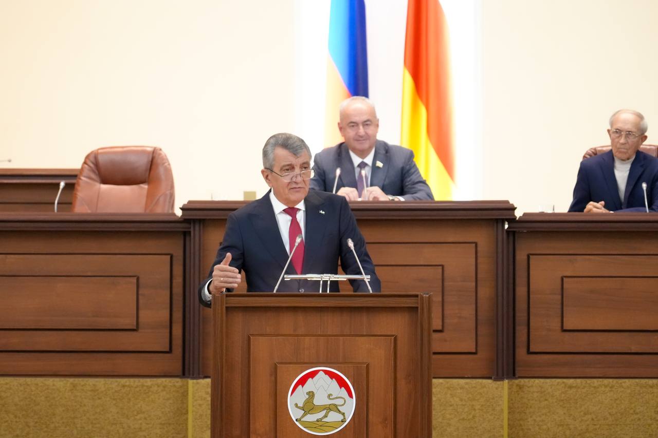 Сергей Меняйло поздравил парламент Северной Осетии с 30-летним юбилеем