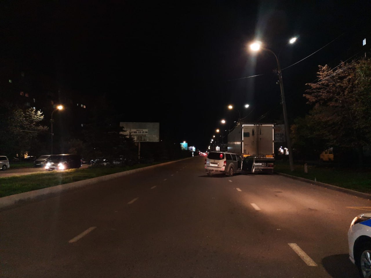 Женщина-водитель не справилась с управлением и врезалась в припаркованный большегруз