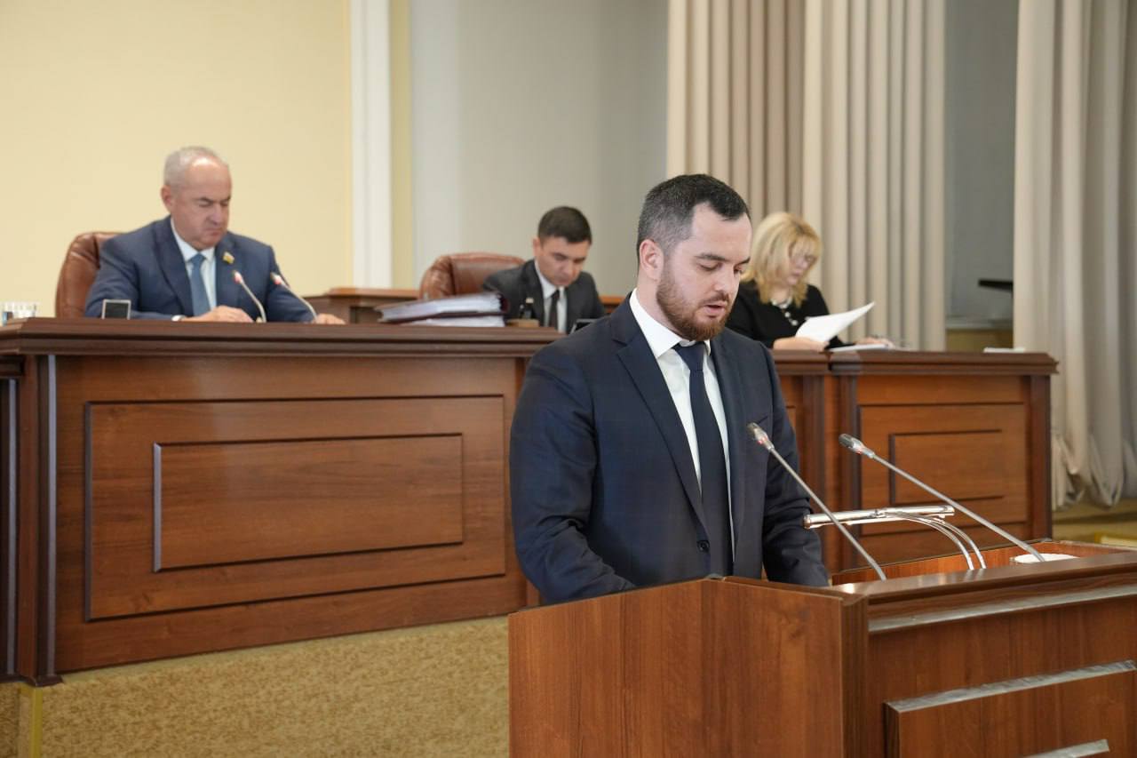 Юрий Абаев на заседании парламента рассказал о мерах поддержки участников СВО и их родных