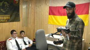 Гобеты Георгий рæзгæ фæлтæры ахуыр кæны хсджиаг хъуыддагыл –  FPV-дронтæ æмбырд кæныныл