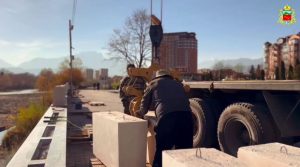 На набережной Терека в районе памятника Исса Плиеву приступили к установке парапета