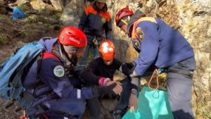 Специалисты МЧС отрабатывают элементы транспортировки пострадавших в горах Северной Осетии