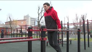 Рекордсмен Заурбек Медоев готовится поставить новый рекорд России по ходьбе на руках