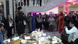 В СОГУ ко Дню народного единства прошел фестиваль творчества первых курсов «Зеленое яблоко»