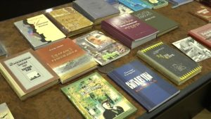 В СОИГСИ открылась книжная ярмарка в поддержку проекта по установке памятника Васо Абаеву
