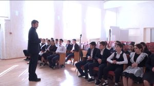 В селении Лескен прошла встреча школьников с педагогом-психологом Владимиром Самариным