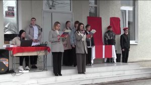 В школе станицы Павлодольской открыли мемориальную доску выпускнице учебного заведения, ветерану боевых действий Татьяне Иссак