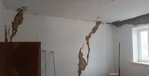 Совместная комиссия министерств строительства РФ и РСО-А оценила состояние домов в селении Ахсарисар, расположенных в оползневой зоне