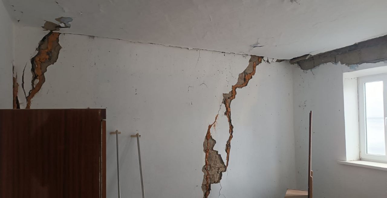 Совместная комиссия министерств строительства РФ и РСО-А оценила состояние домов в селении Ахсарисар, расположенных в оползневой зоне