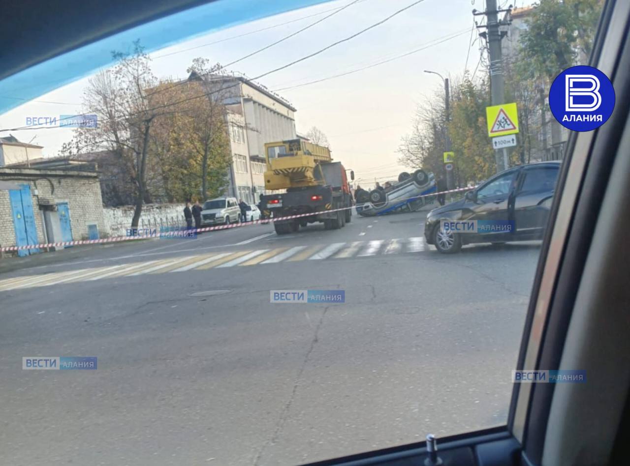 Во Владикавказе произошла авария с участием полицейской машины на ул. Мамсурова между ул. Ардонская и пр. Коста.