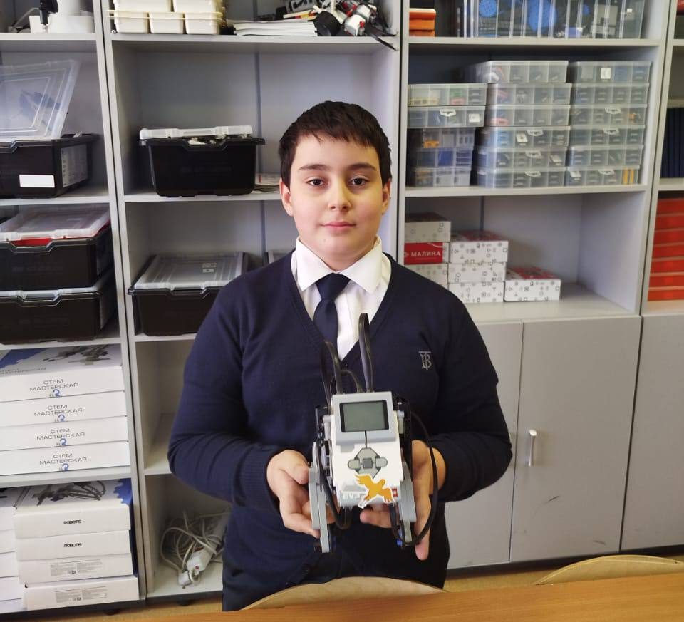 Ученик владикавказской школы № 27 создал умного робота-щенка