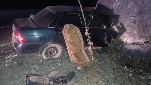 Машина врезалась в скалу на дороге «Гизель-Кармадон-Даргавс-Дзуарикау»