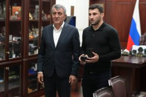 Сергей Меняйло встретился бойцом UFC Азаматом Бекоевым