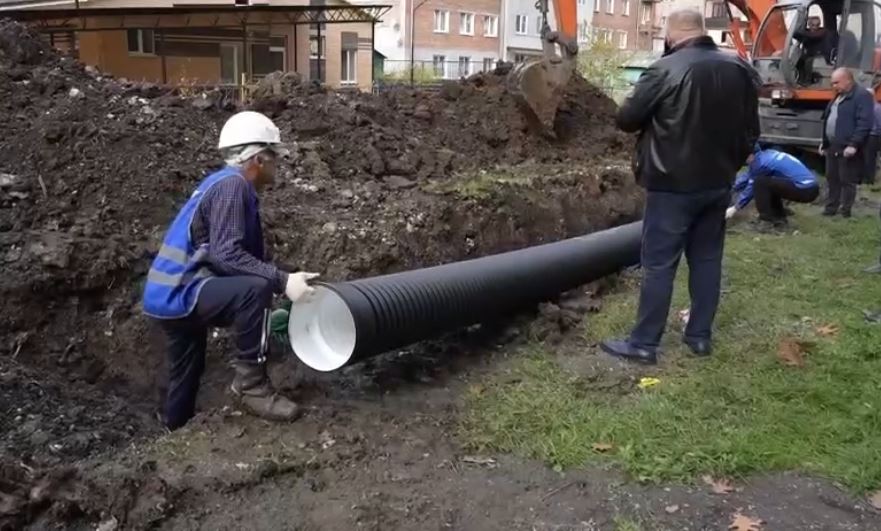 На ул. Павла Тедеева в Октябрьском меняют сети водоотведения