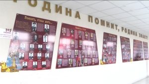 Цæгат Ирыстоны æппæт скъолаты фæзындзæн не мзæххонты – Уæрæсейы хъæбатырты номыл иумæйаг стендтæ