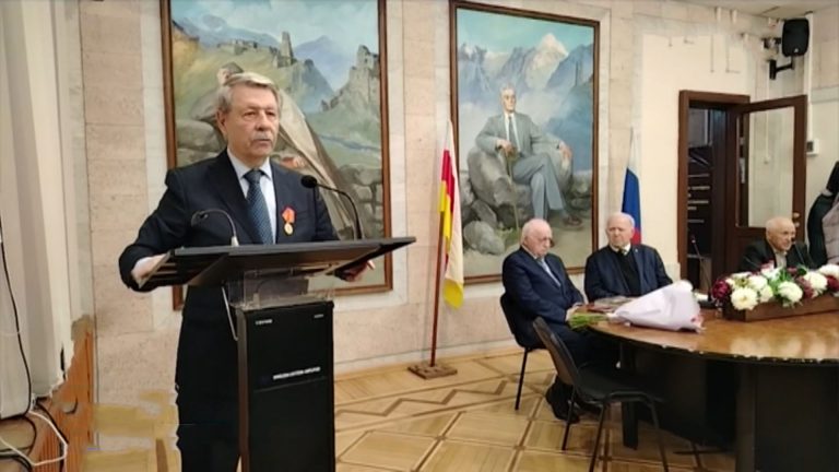 Михаилу Шаталову и Музаферу Дзасохову вручили юбилейные медали Минобороны