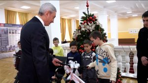 Борис Джанаев исполнил мечты пяти детей в рамках акции «Елка желаний»