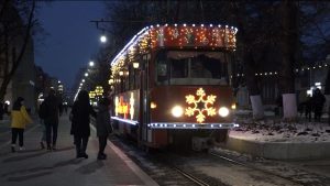 Первые пассажиры прокатились на новогоднем трамвае во Владикавказе