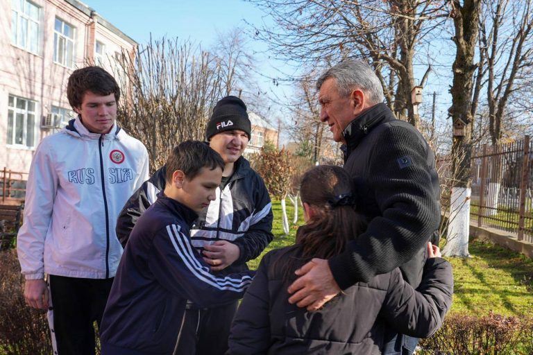 Сергей Меняйло посетил Центр содействия семейному воспитанию «Хуры тын» во Владикавказе