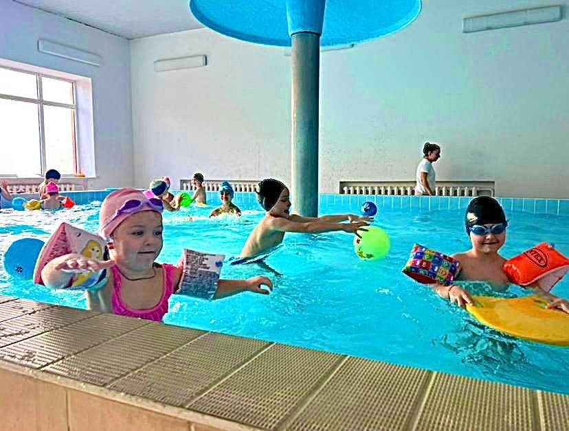 В Беслане несколько детских садов приступили к регулярным занятиям в плавательном бассейне спортивного-оздоровительного комплекса