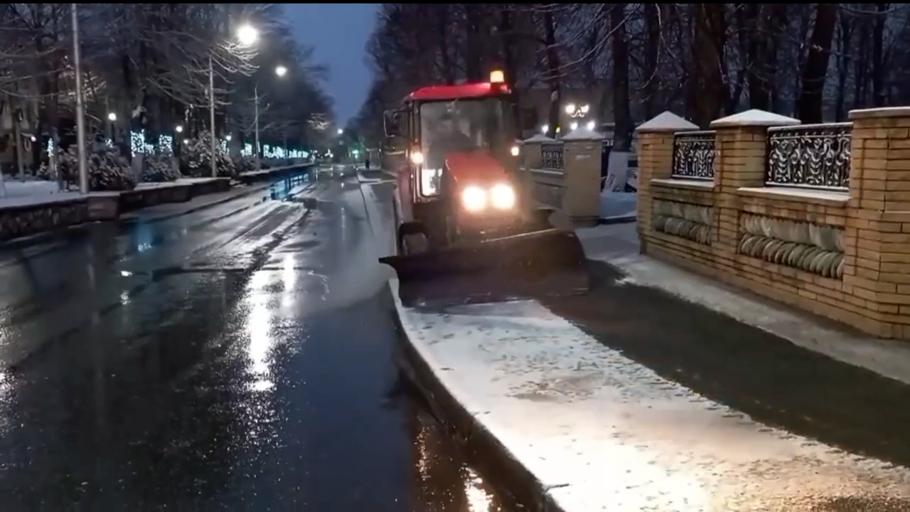 За прошедшую ночь дороги Владикавказа дважды обработали пескосоляной смесью